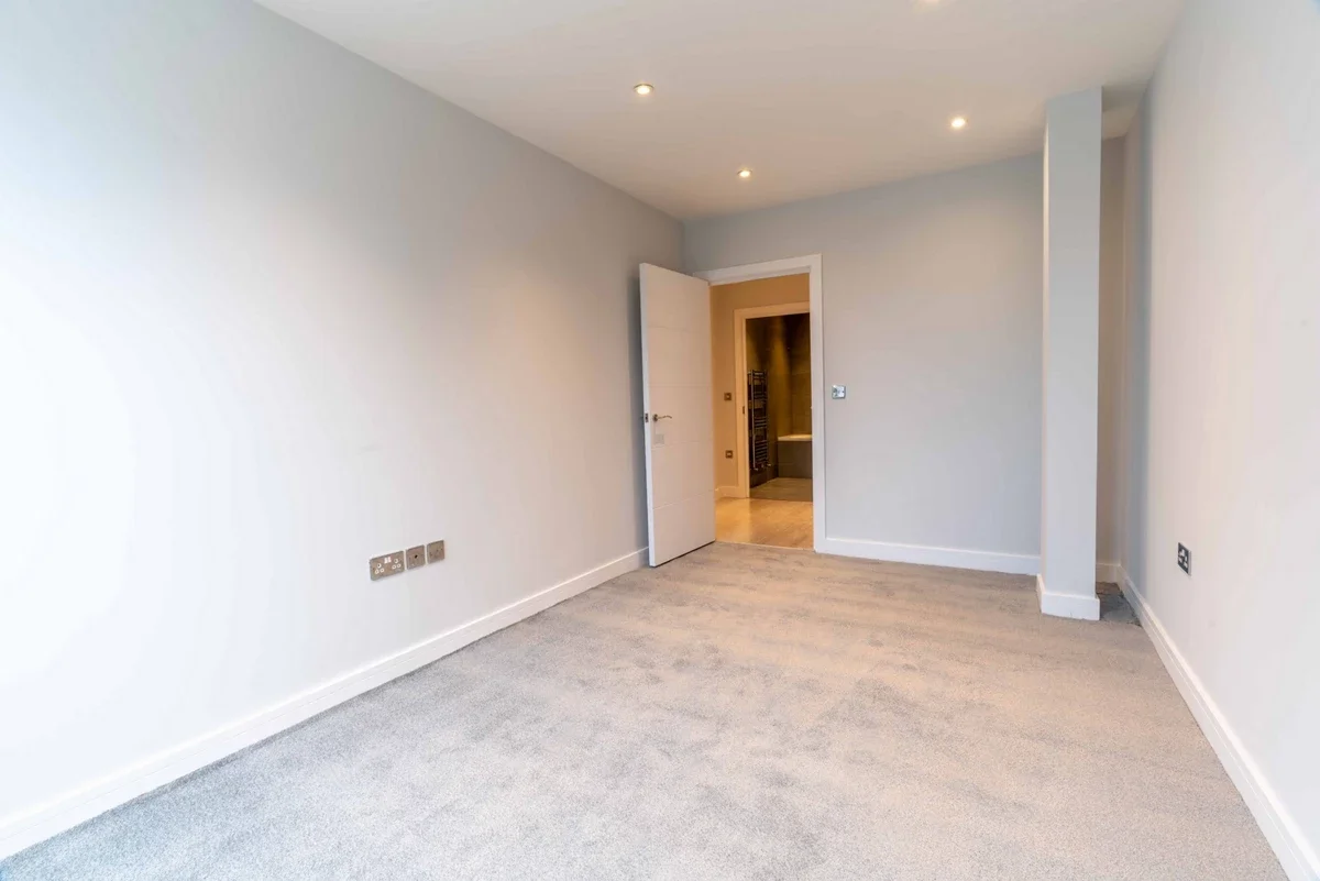 Flat Kingsbridge Road in Elmbridge