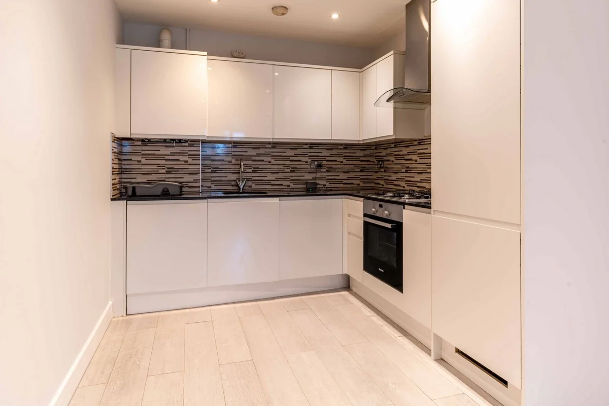 Flat Kingsbridge Road in Elmbridge