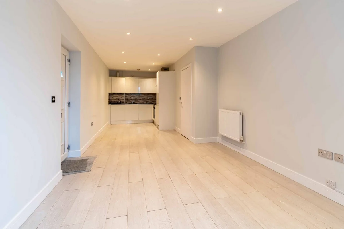 Flat Kingsbridge Road in Elmbridge