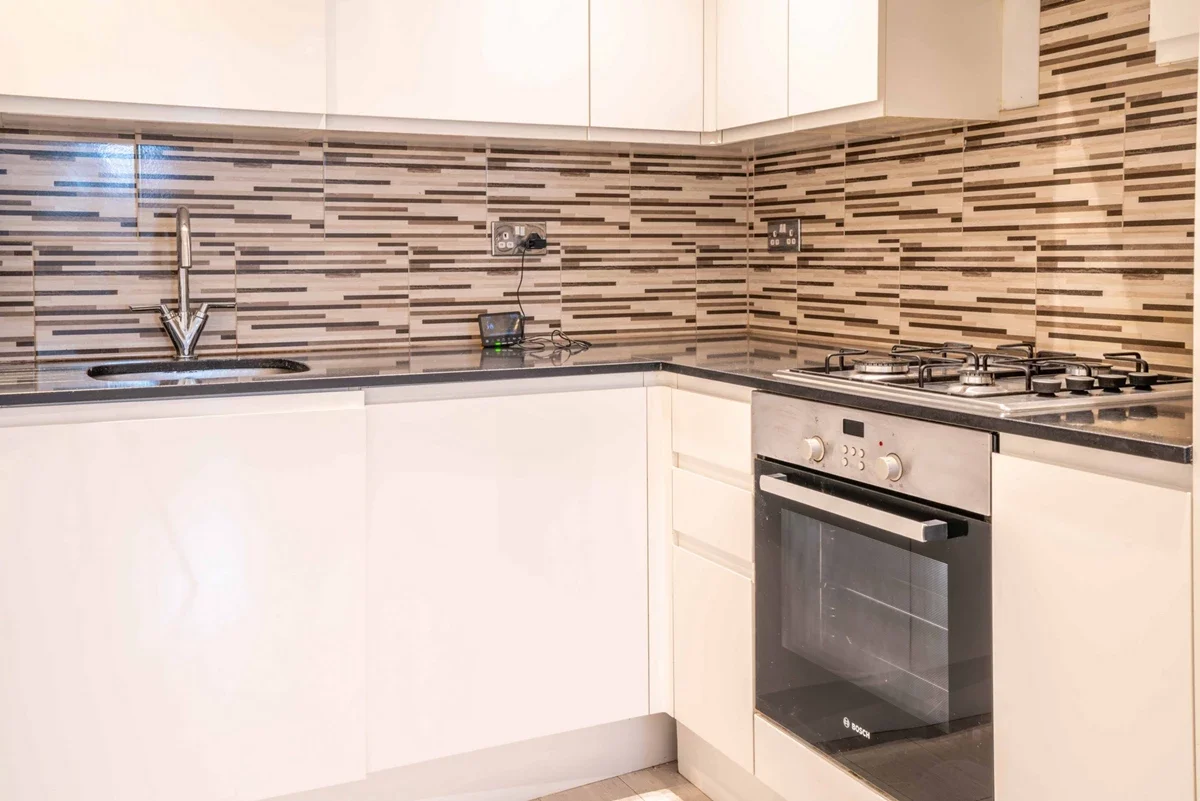 Flat Kingsbridge Road in Elmbridge