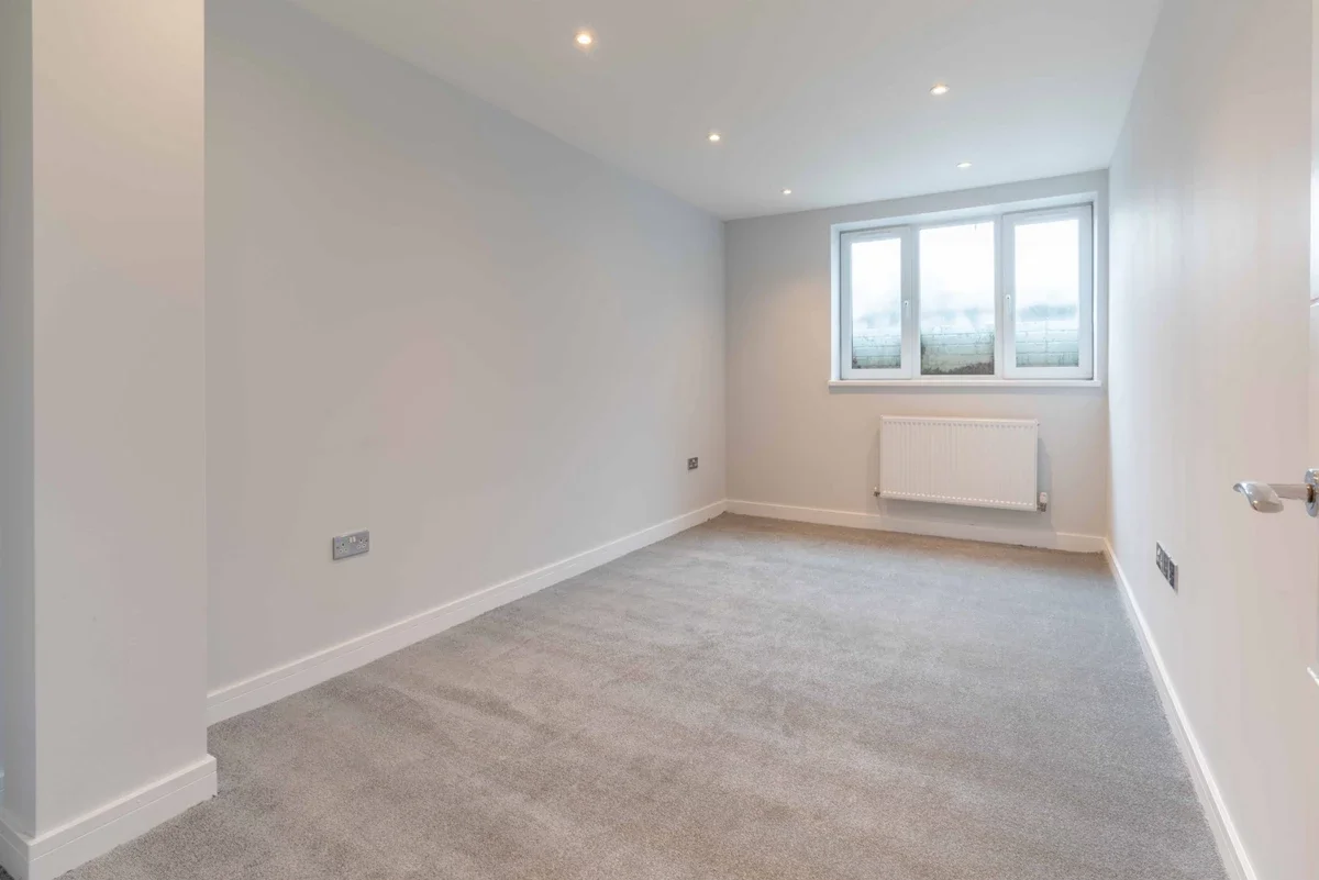 Flat Kingsbridge Road in Elmbridge