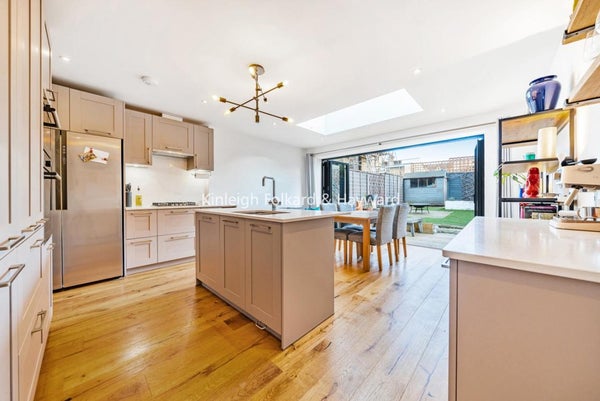 Flat Smallwood Road in London
