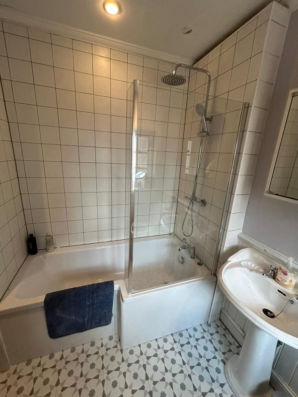 Flat Oakhill Road in Greater London