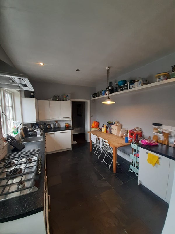 Flat Oakhill Road in Greater London