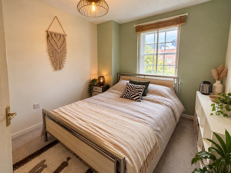 Room Woollam Place in Manchester