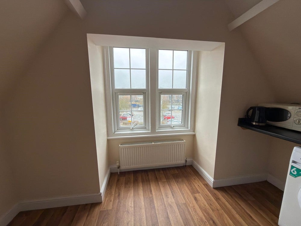 Flat Midland Road in Bedford