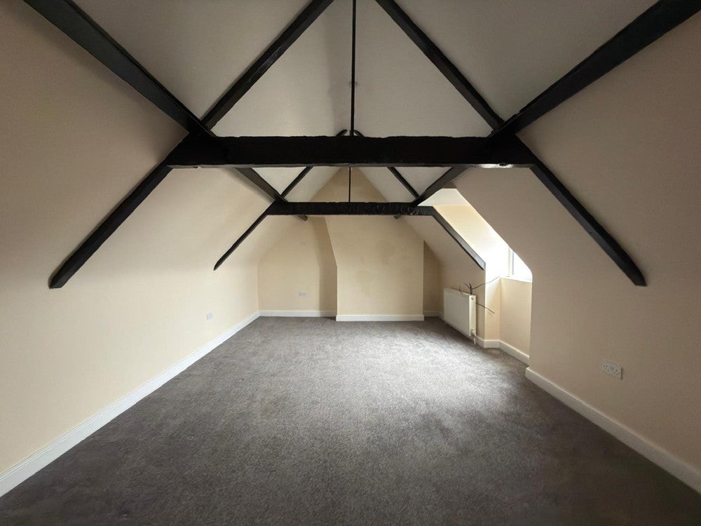 Flat Midland Road in Bedford