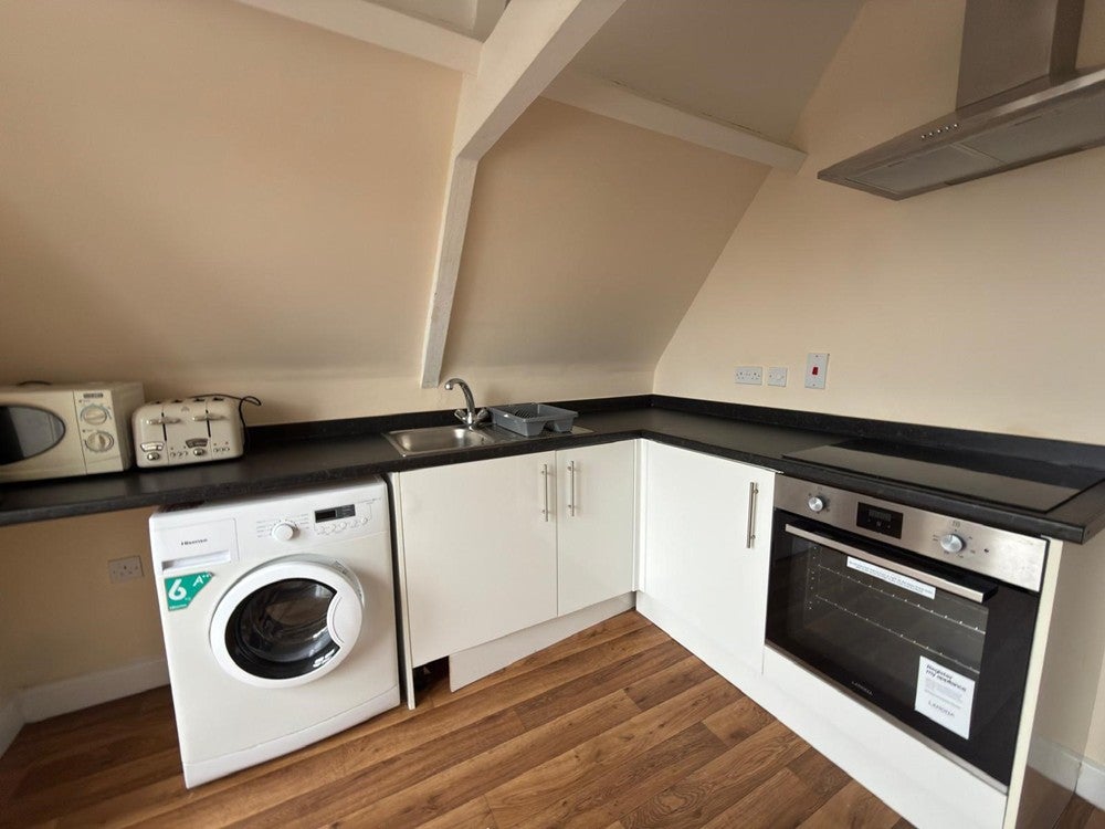 Flat Midland Road in Bedford