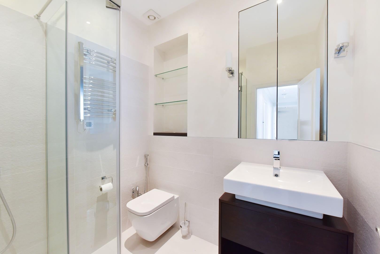 Flat Manson Place in Greater London
