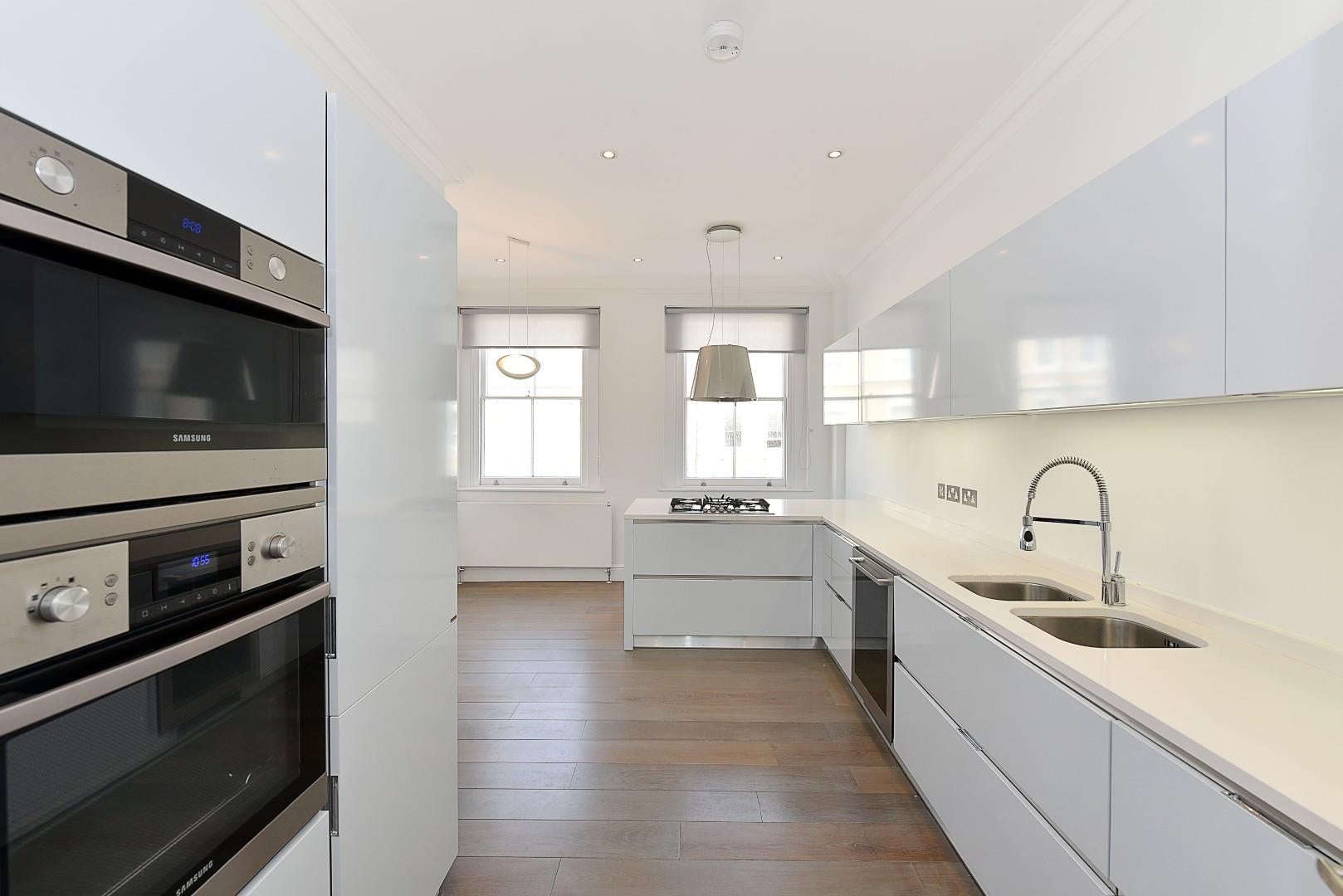Flat Manson Place in Greater London