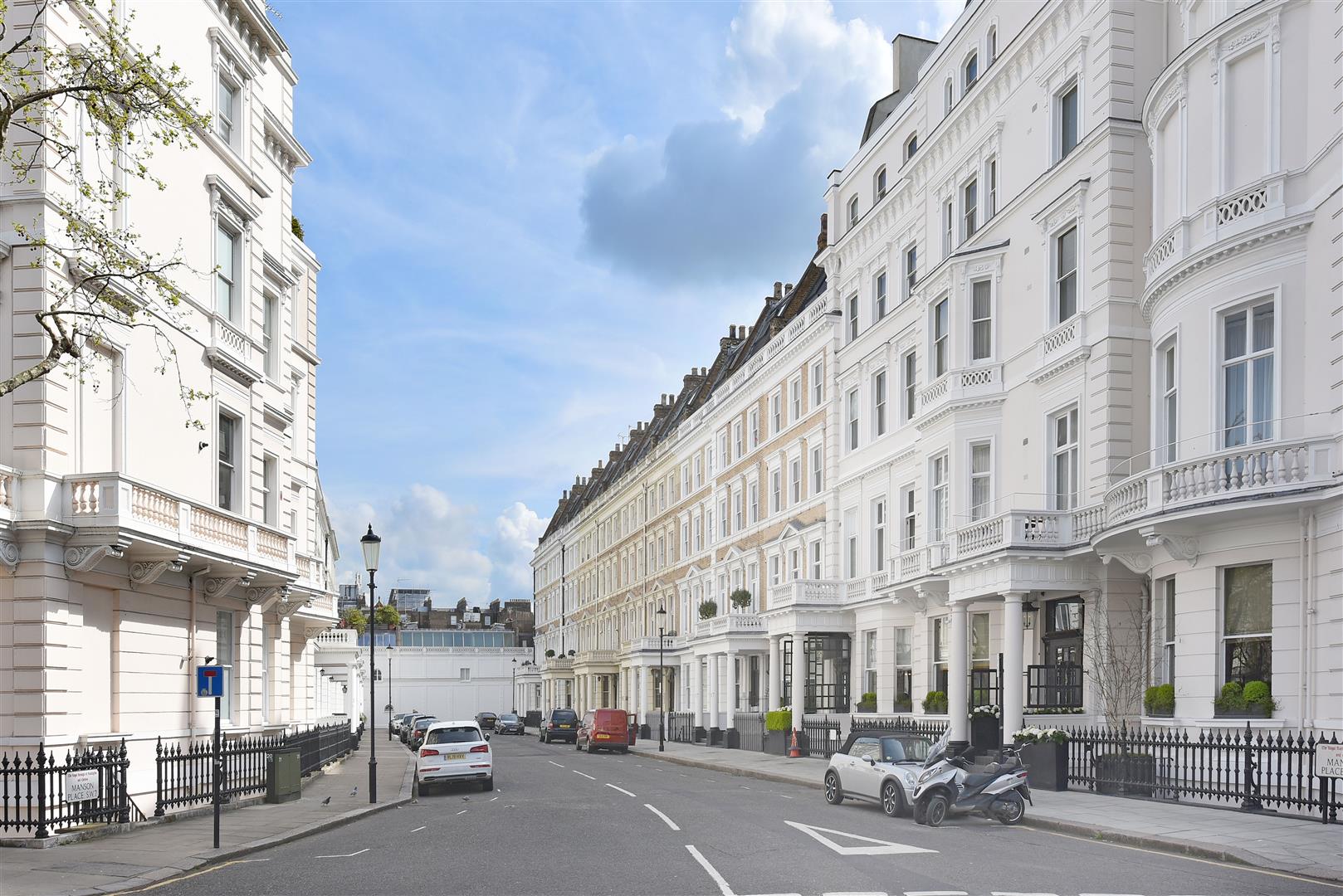 Flat Manson Place in Greater London