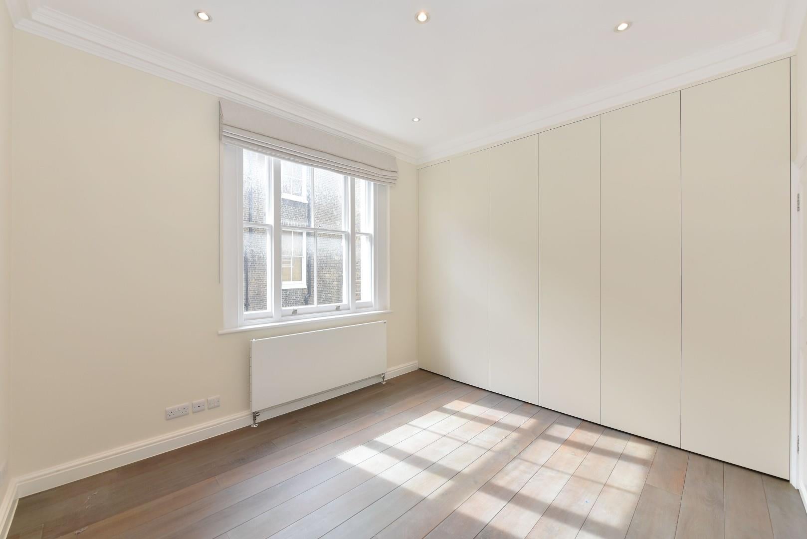 Flat Manson Place in Greater London