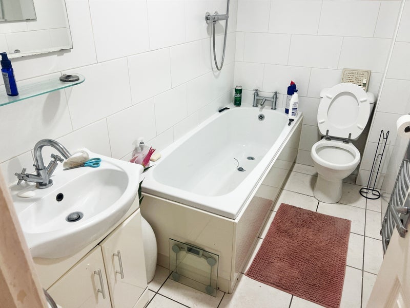 Room Addington Drive in Newsham