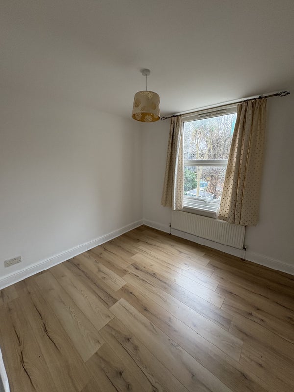 Flat Avenue Gardens in Greater London