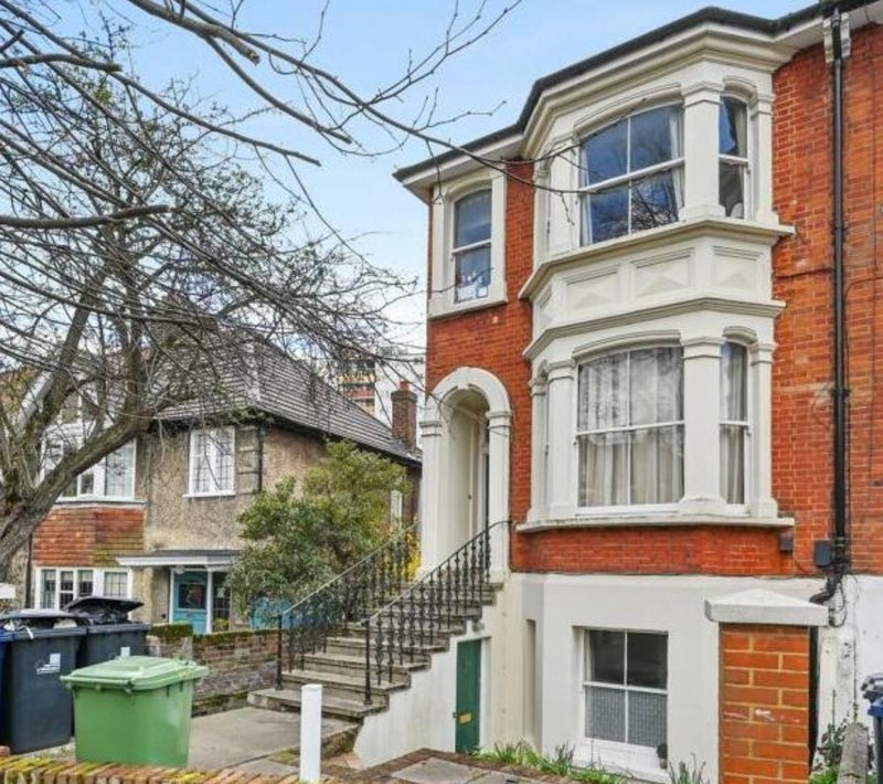 Flat Avenue Gardens in Greater London