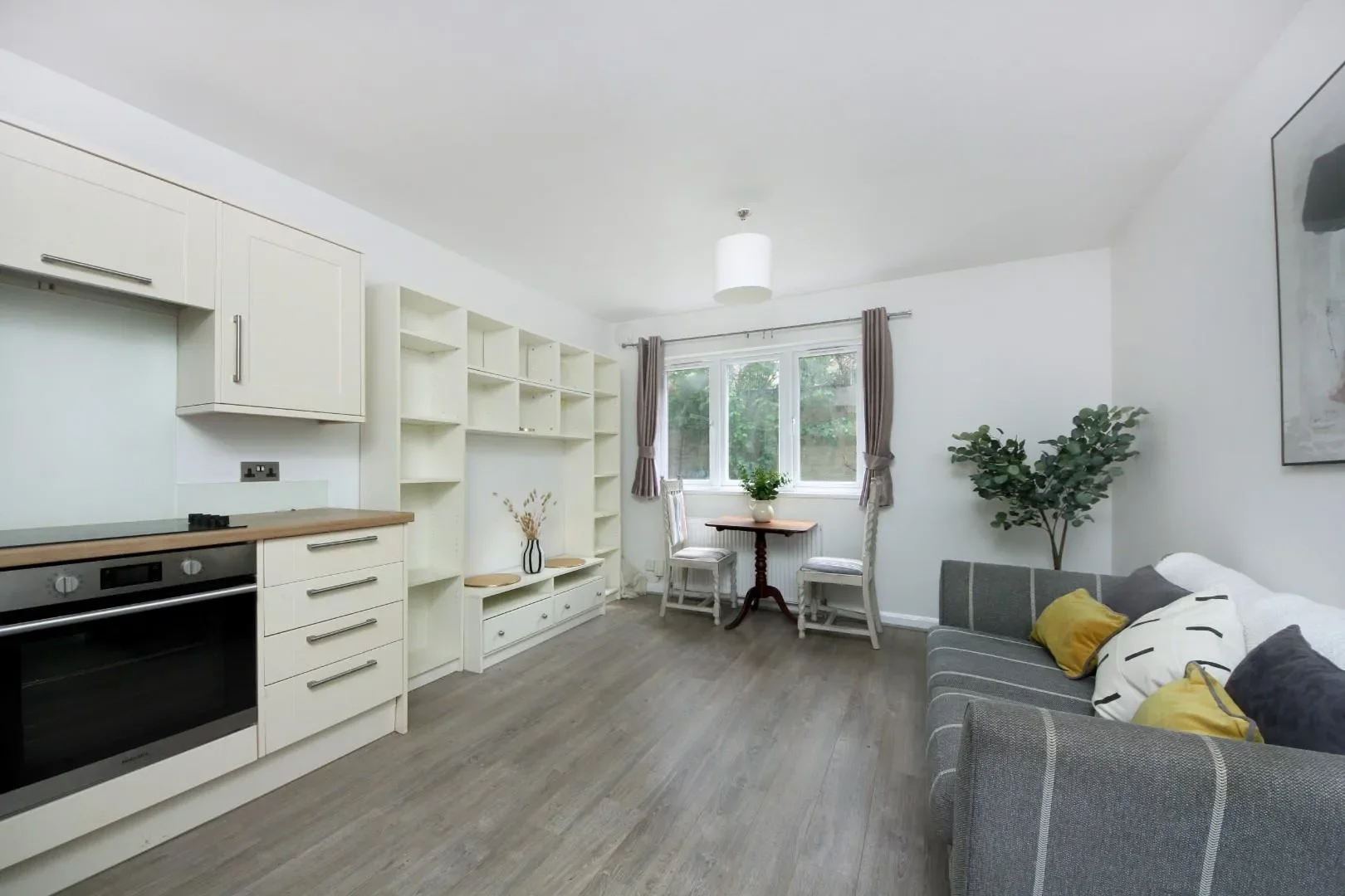 Flat Castlebar Mews in Greater London