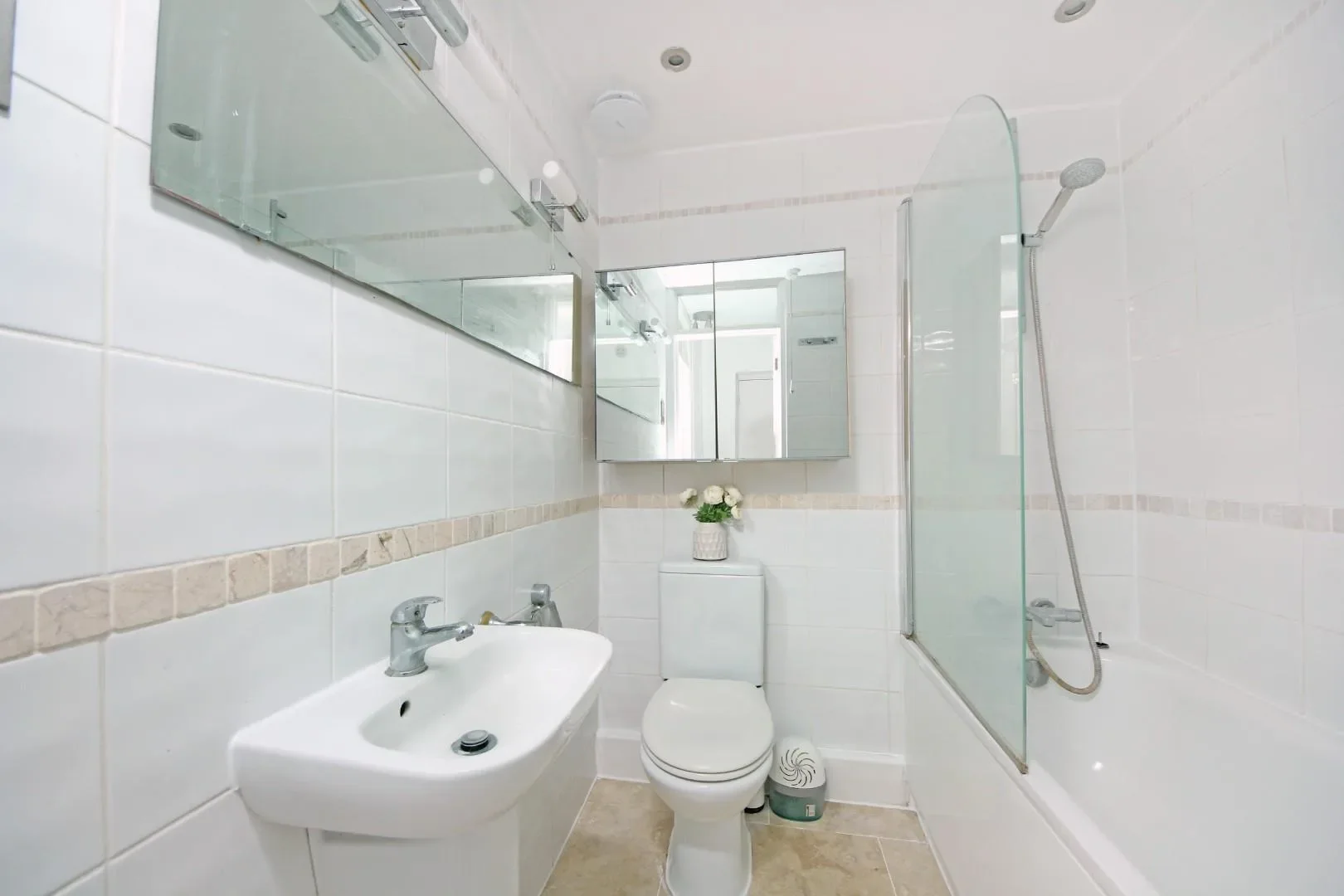 Flat Castlebar Mews in Greater London
