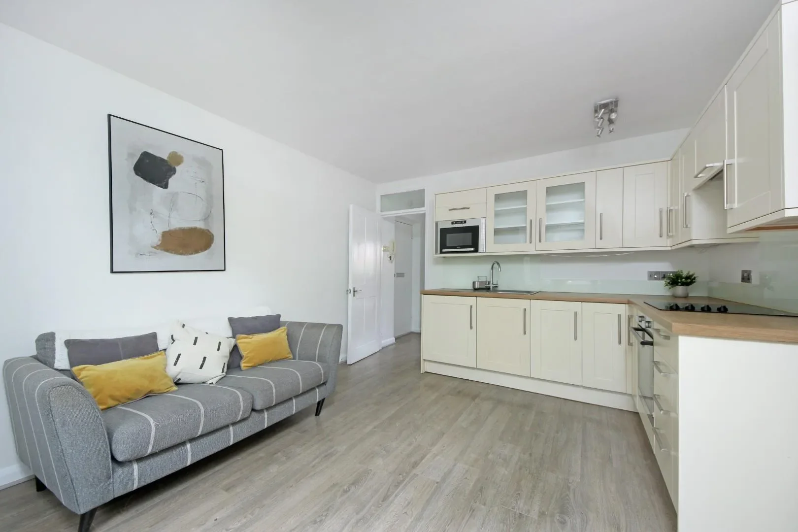 Flat Castlebar Mews in Greater London