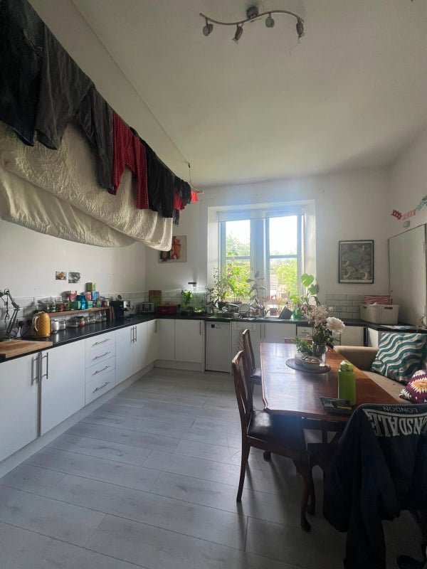 Room Stanmore Road in Glasgow