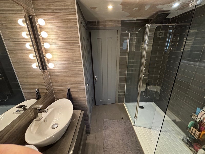Room Campbell Road in Greater London