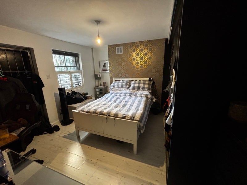 Room Campbell Road in Greater London
