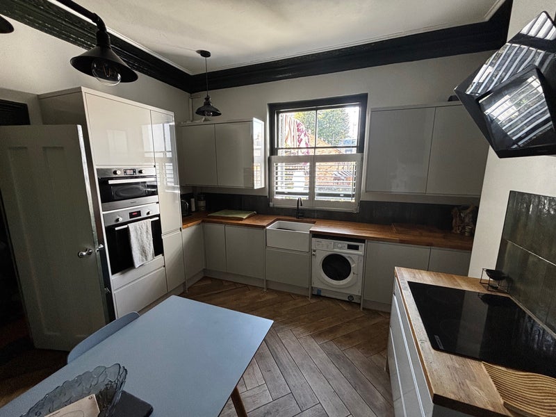 Room Campbell Road in Greater London