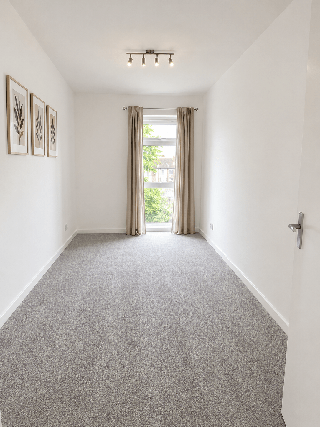 Flat Woodcote Road in Greater London