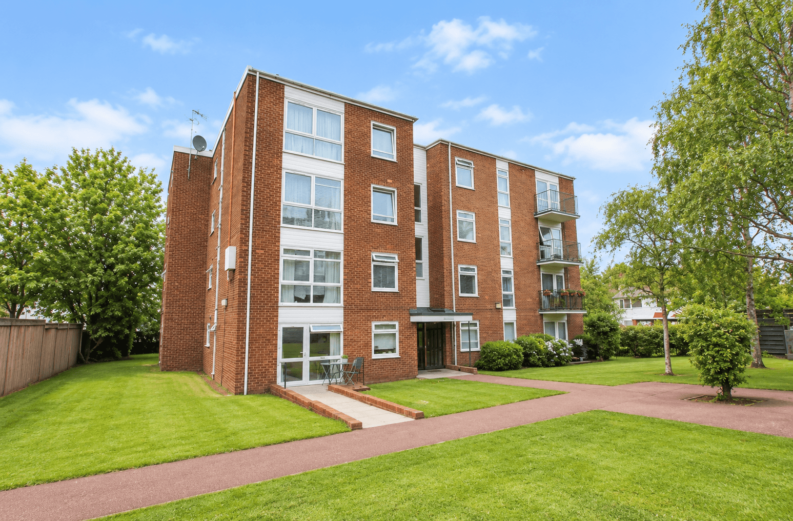 Flat Woodcote Road in Greater London