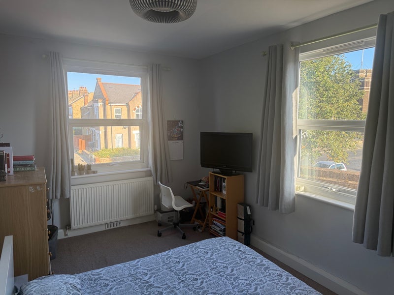 Room Holmesley Road in Greater London