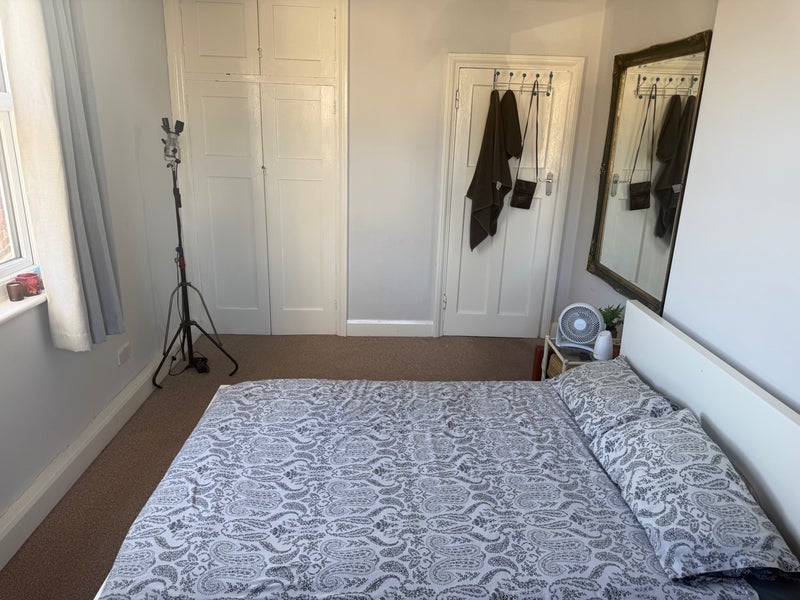 Room Holmesley Road in Greater London
