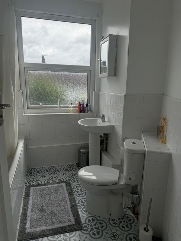 Room Holmesley Road in Greater London