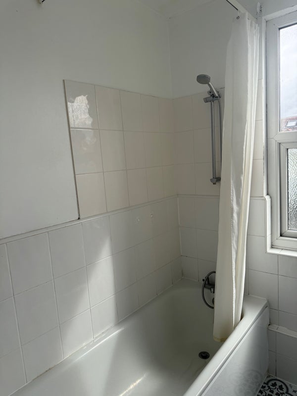 Room Holmesley Road in Greater London