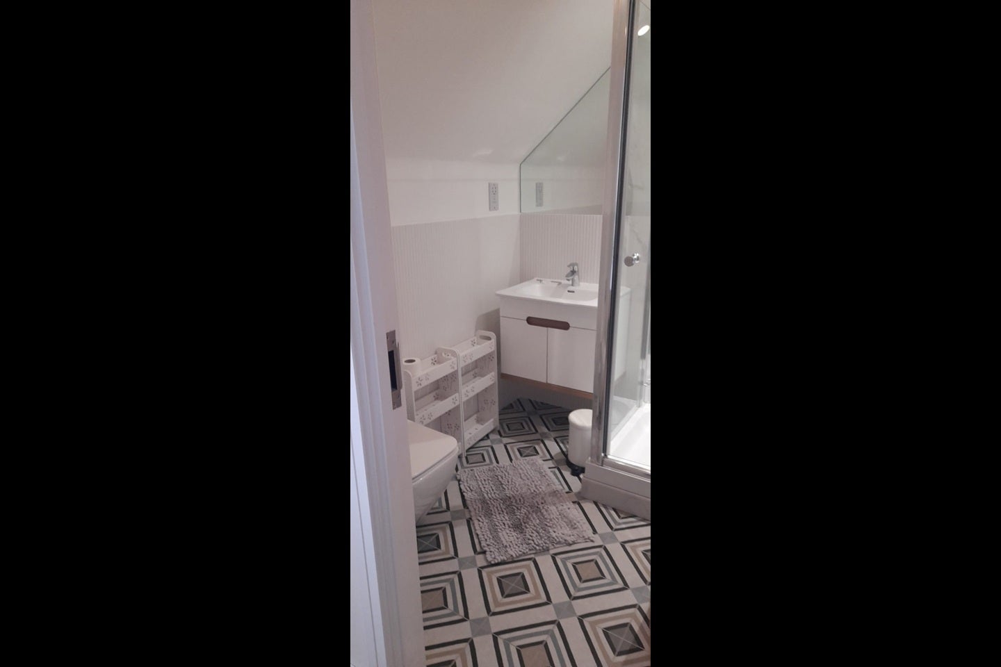 Room Ambleside Avenue in Walton-on-Thames