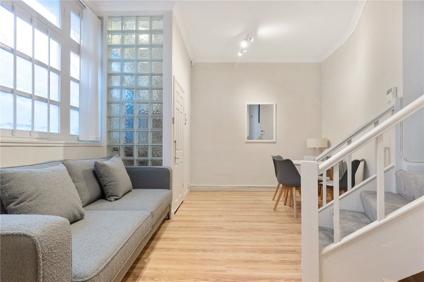 Flat Prebend Street in Greater London