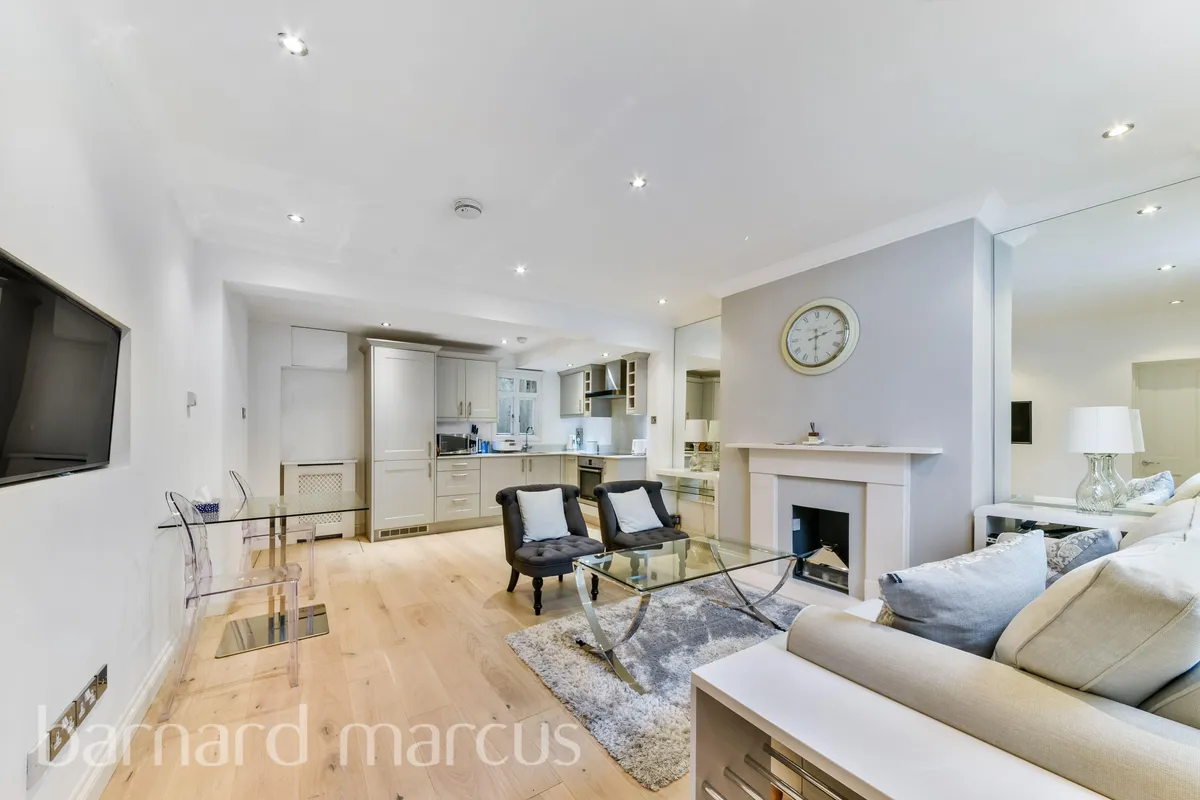Flat Coleherne Mews in Greater London