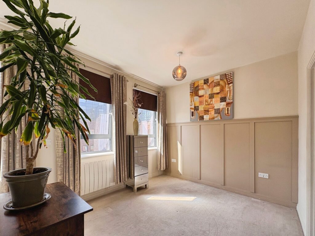 Flat Pembroke Broadway in Surrey Heath