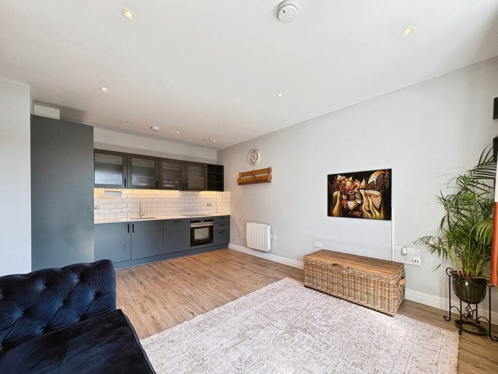 Flat Pembroke Broadway in Surrey Heath