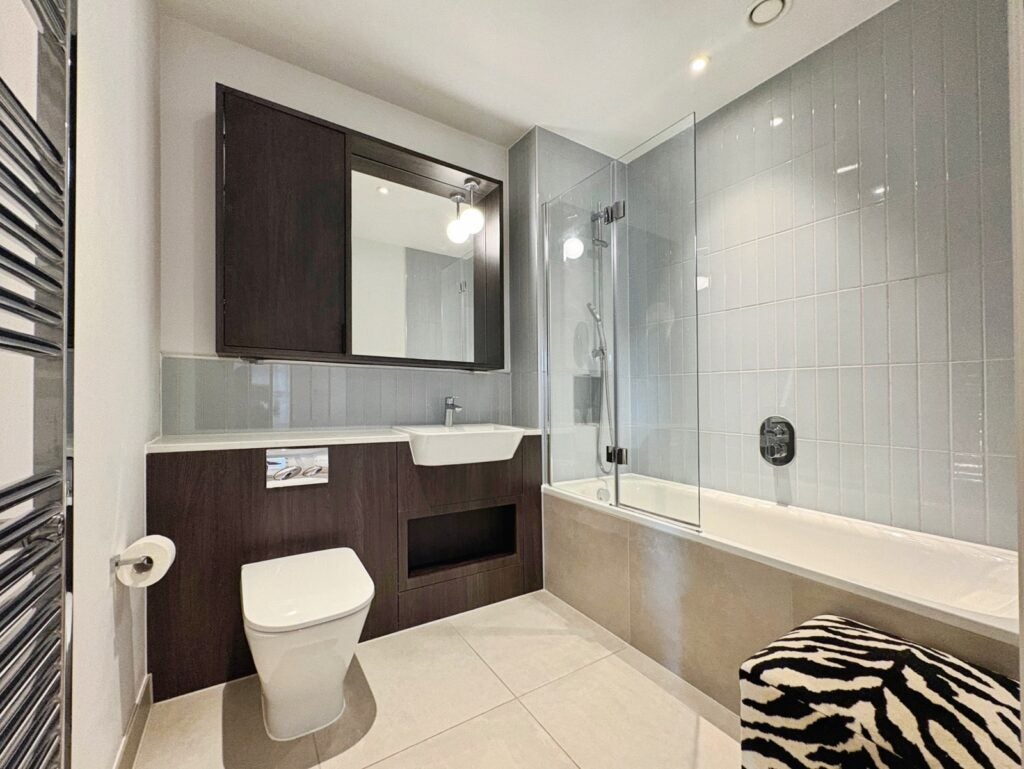 Flat Pembroke Broadway in Surrey Heath