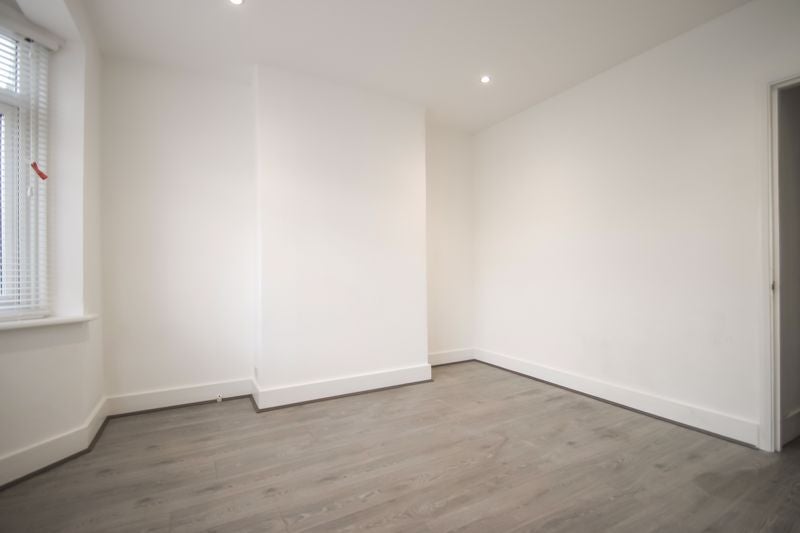Room Kingsmead Drive in Greater London