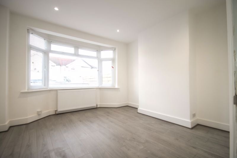 Room Kingsmead Drive in Greater London