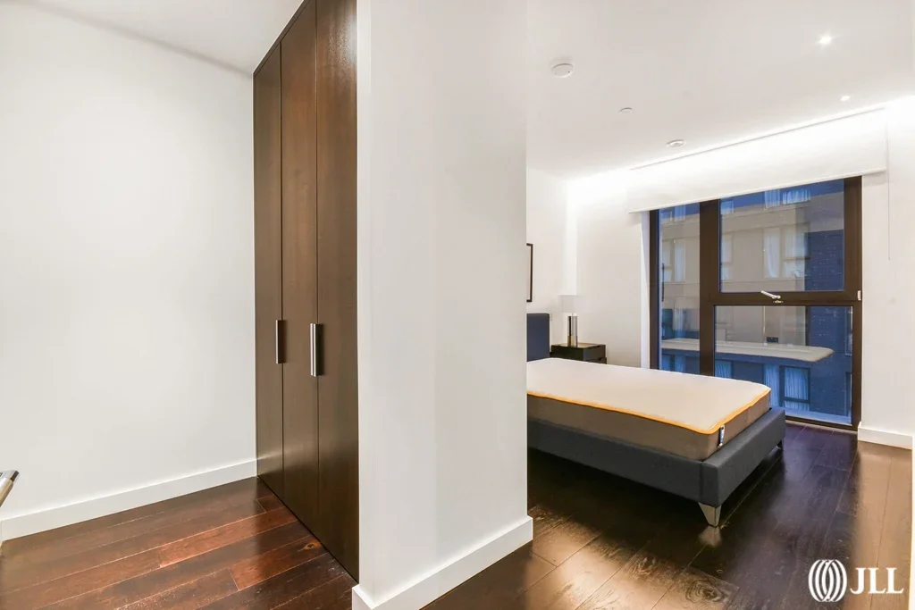 Flat Ponton Road in Greater London