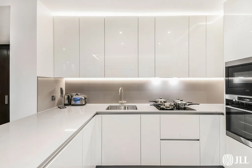 Flat Ponton Road in Greater London