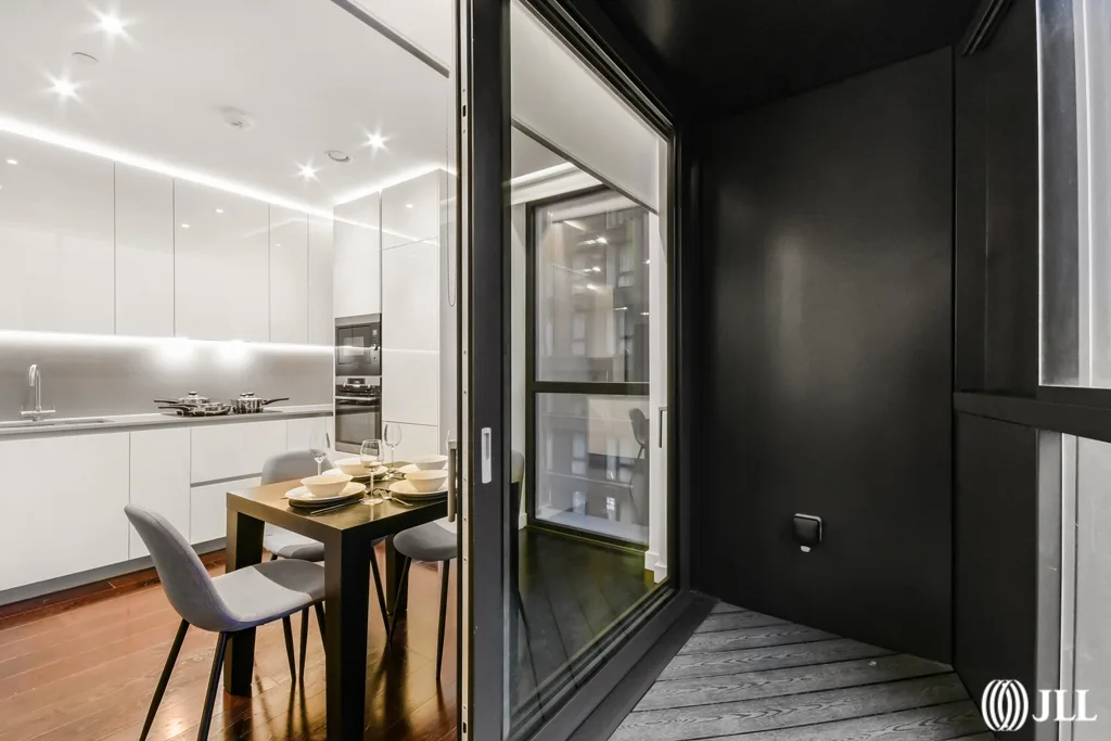Flat Ponton Road in Greater London