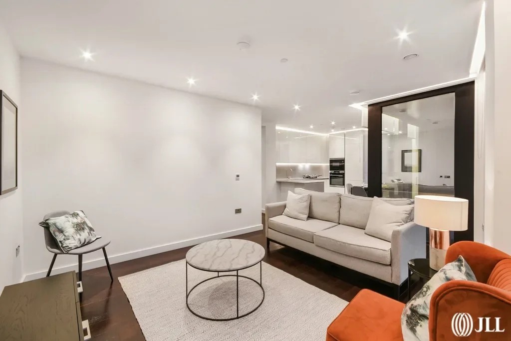 Flat Ponton Road in Greater London