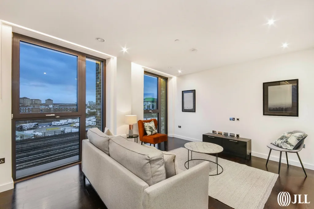 Flat Ponton Road in Greater London