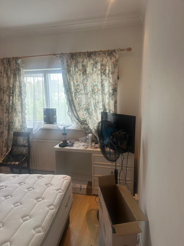 Room Grove Road in Greater London
