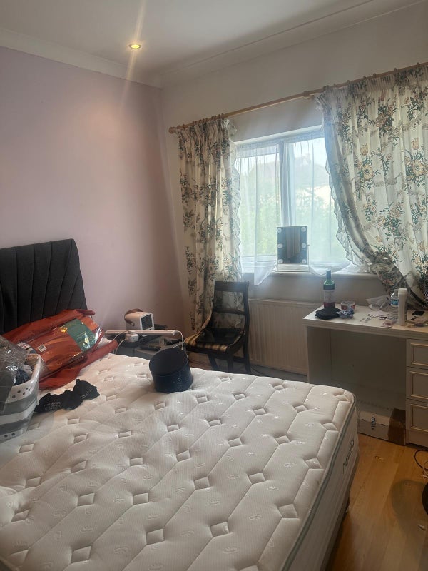Room Grove Road in Greater London