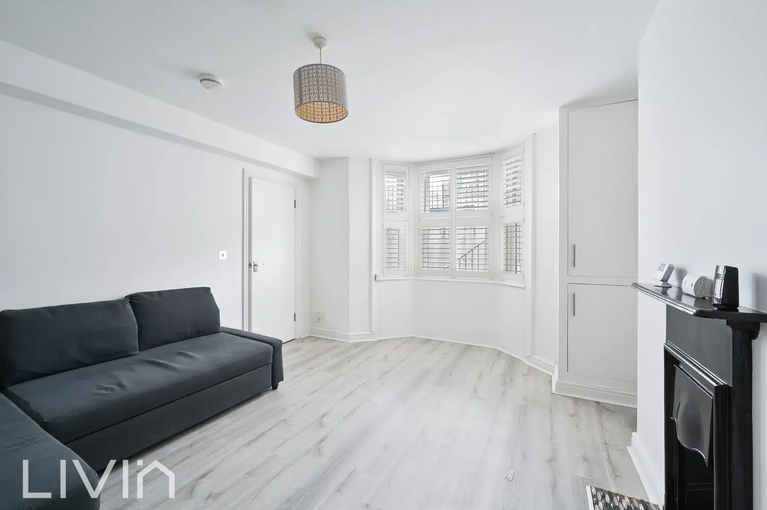 Flat Rectory Grove in Greater London