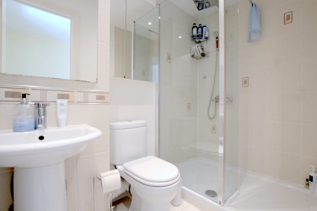 House Holm Oak Close in Greater London