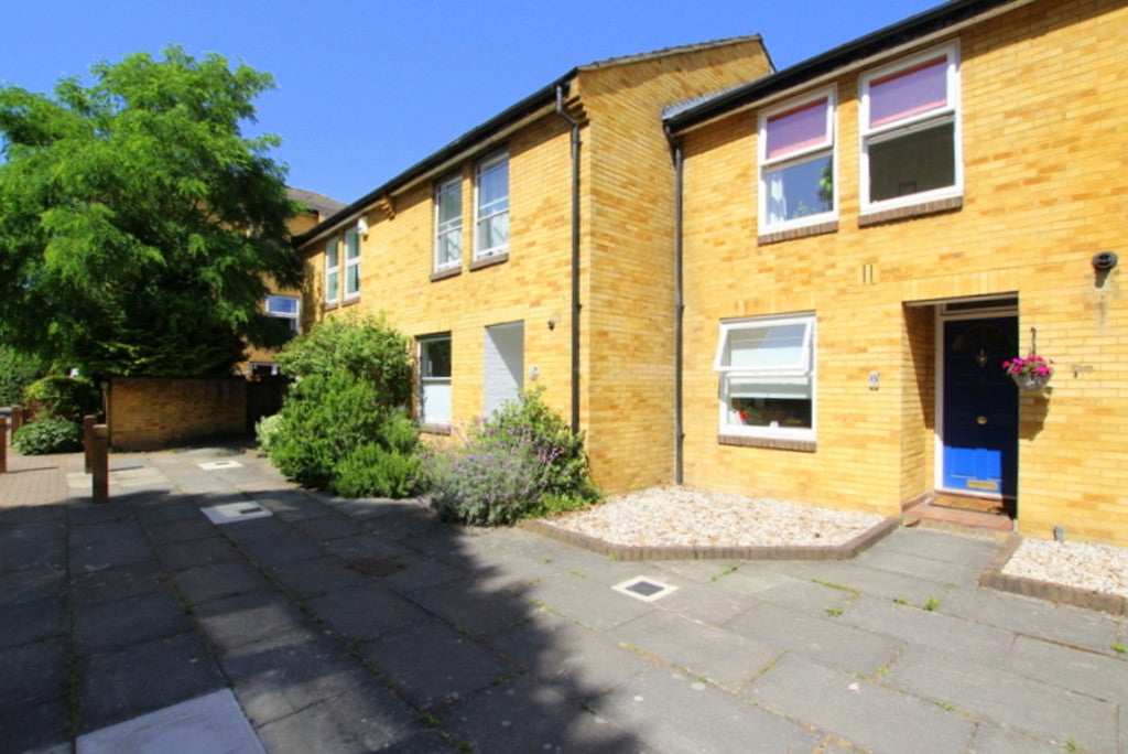 House Holm Oak Close in Greater London
